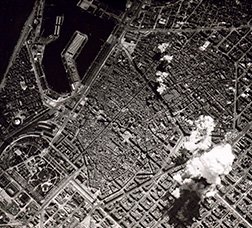 Imatge aèria del bombardeig a Barcelona