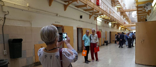Visitants fan fotos a l'interior de l'antiga presó Model