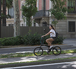 Una ciclista circula per un carril bici