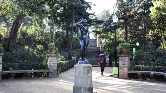 Escultura de una mujer en un parque