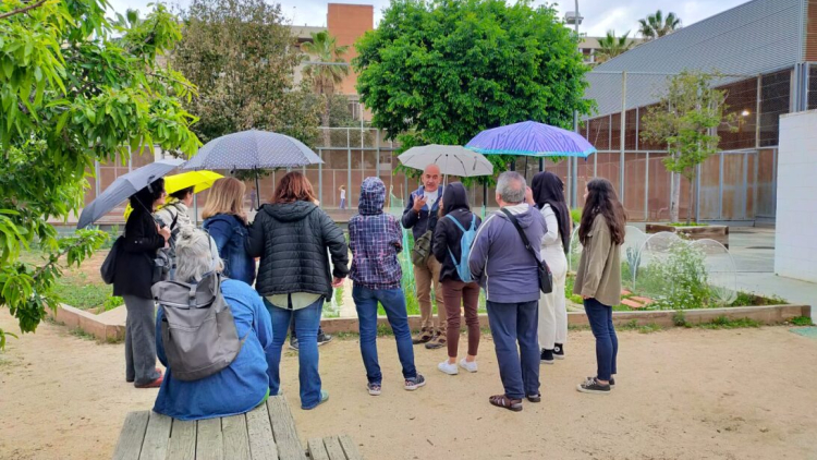 Grup de docents fent una visita a un hort escolar