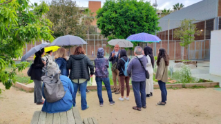 Grup de docents fent una visita a un hort escolar